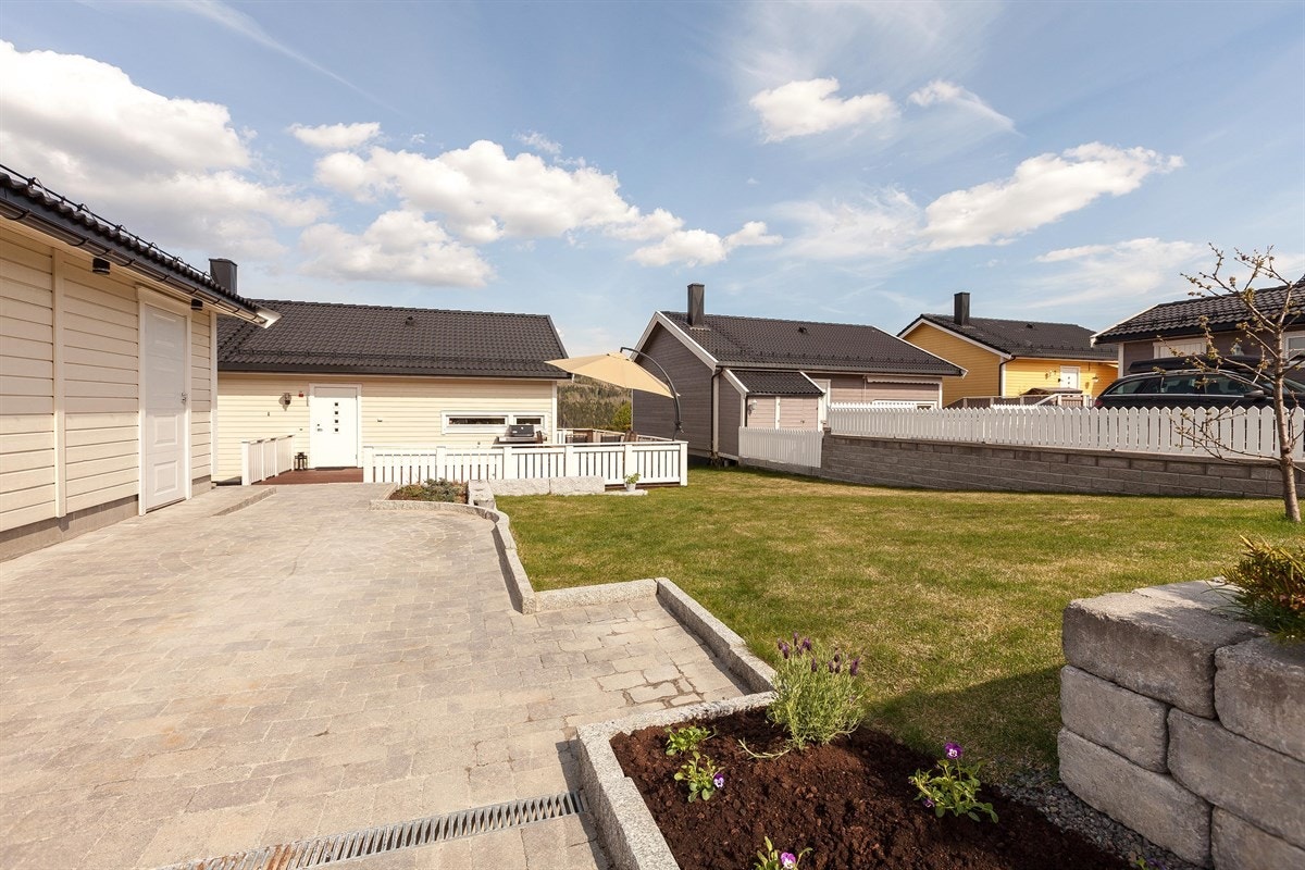 Flott opparbeidet inngangsparti med beleggningssten. Galleribilde