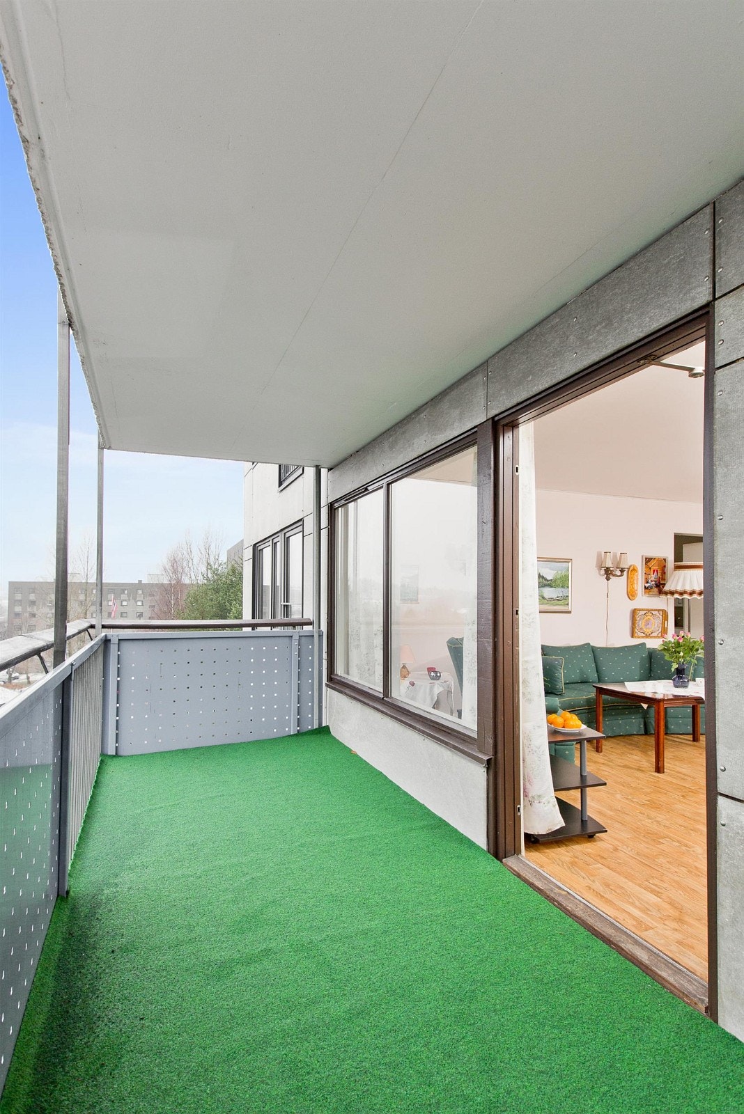 Stor og solrik balkong Galleribilde