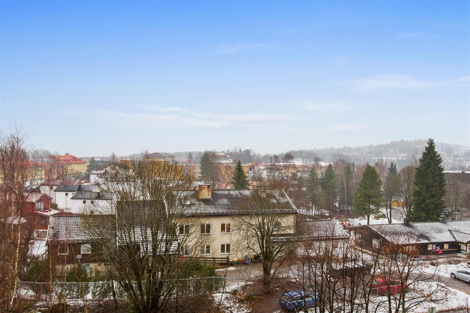 Hyggelig og åpent med utsikt fra balkong, samt de fleste rom Galleribilde