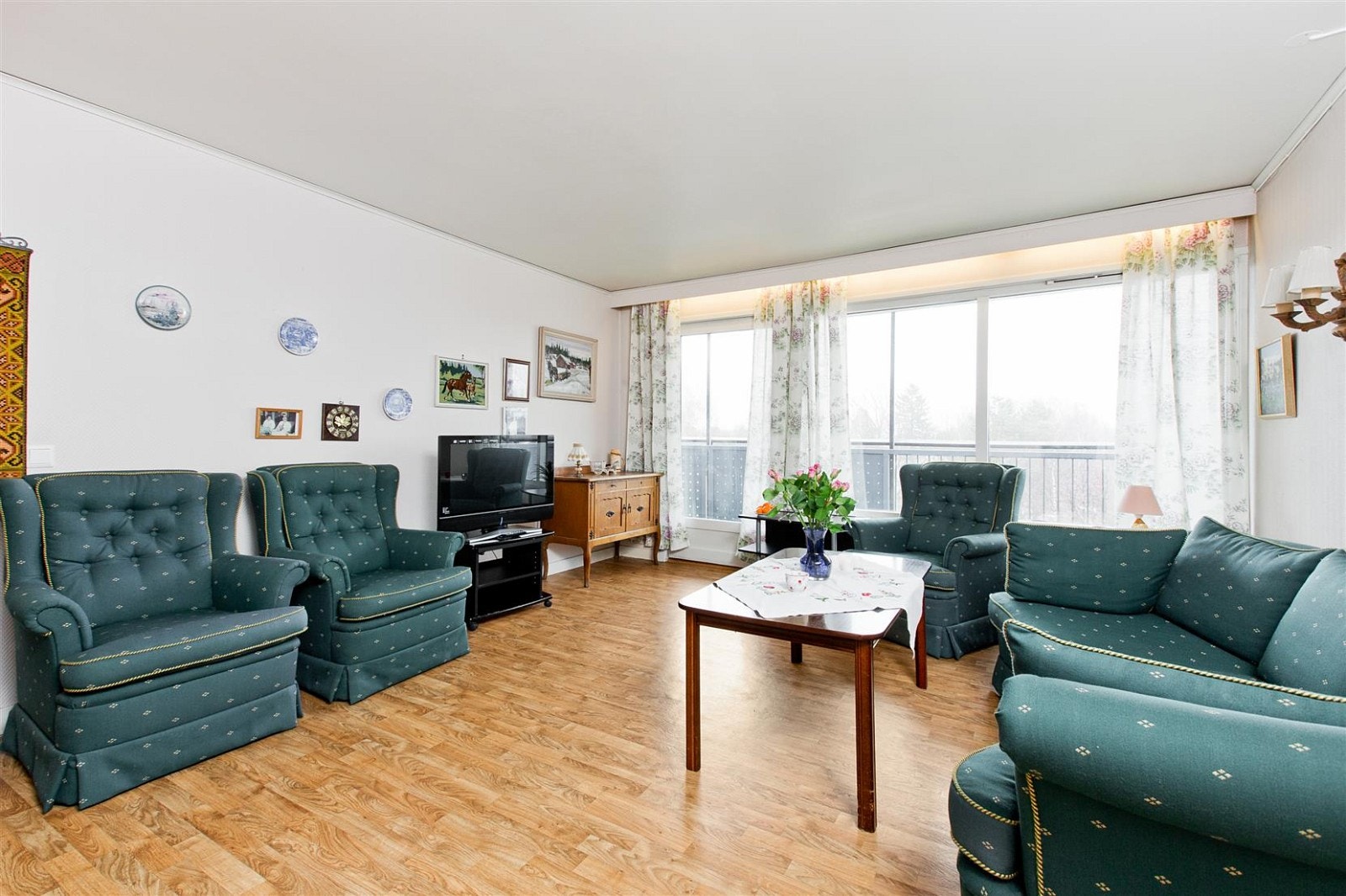 Hyggelig stue med utgang til balkong Galleribilde