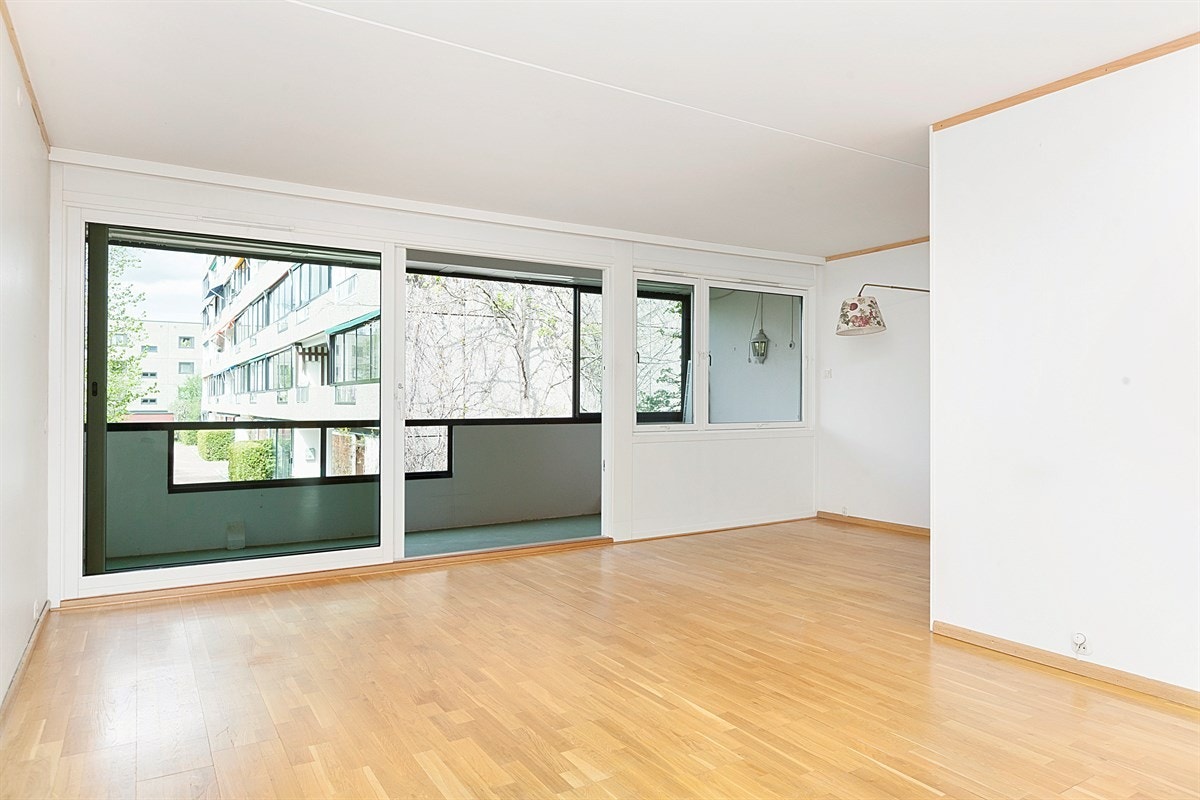 Stue mot balkong Galleribilde