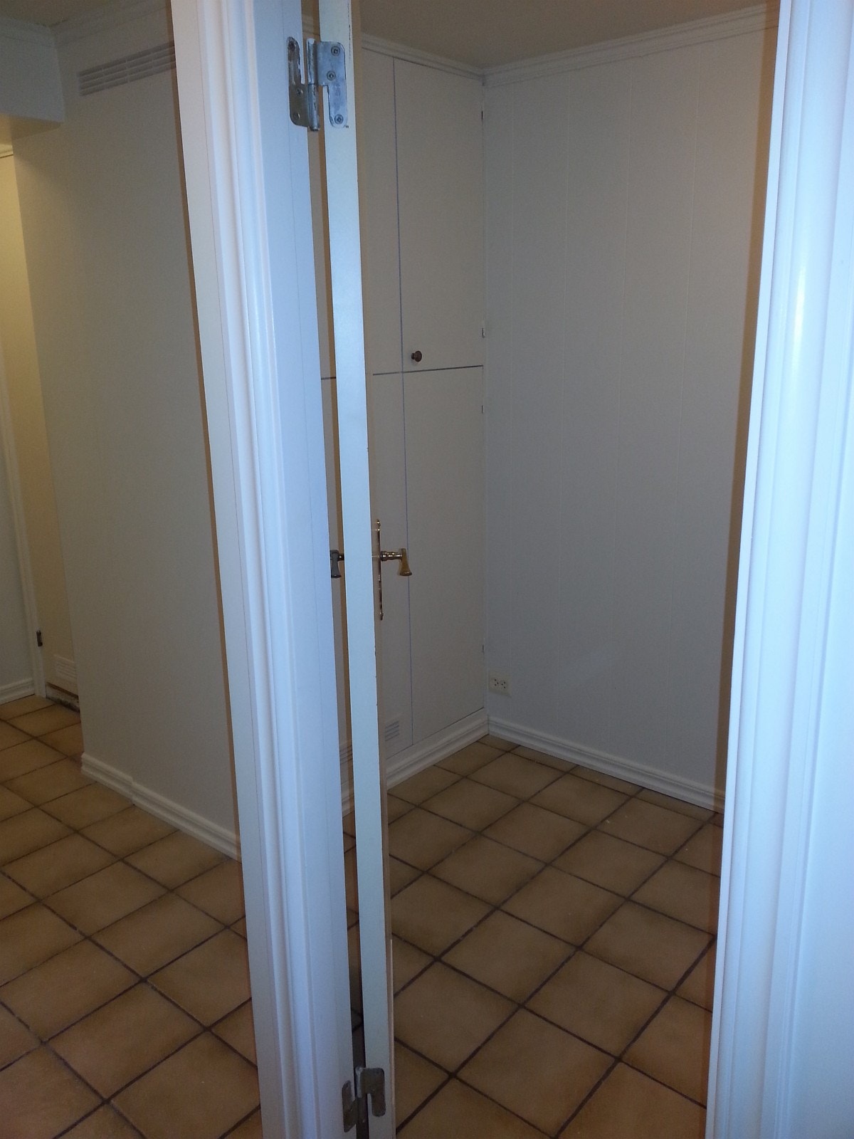 Bod (ca 2,3 x 1,6 m). Grei plass til en enkeltseng opptil 90 cm bredde, men rommet er for lite til å kunne regnes som oppholdsrom og har kun en vei ut/inn (ingen vinduer). Galleribilde