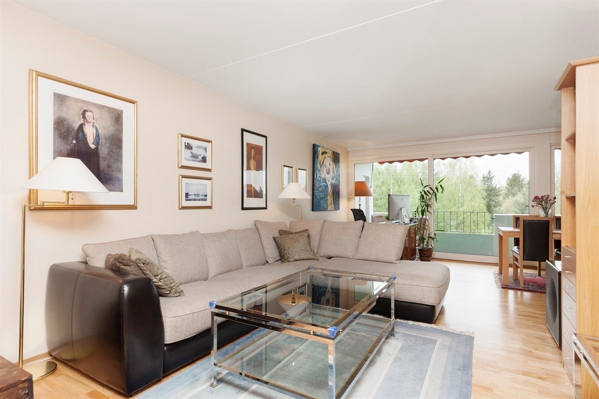 Stue med store vindusflater mot balkong. Galleribilde