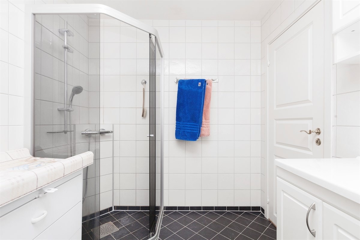 Pent flislagt bad/wc med gulvvarme. Galleribilde