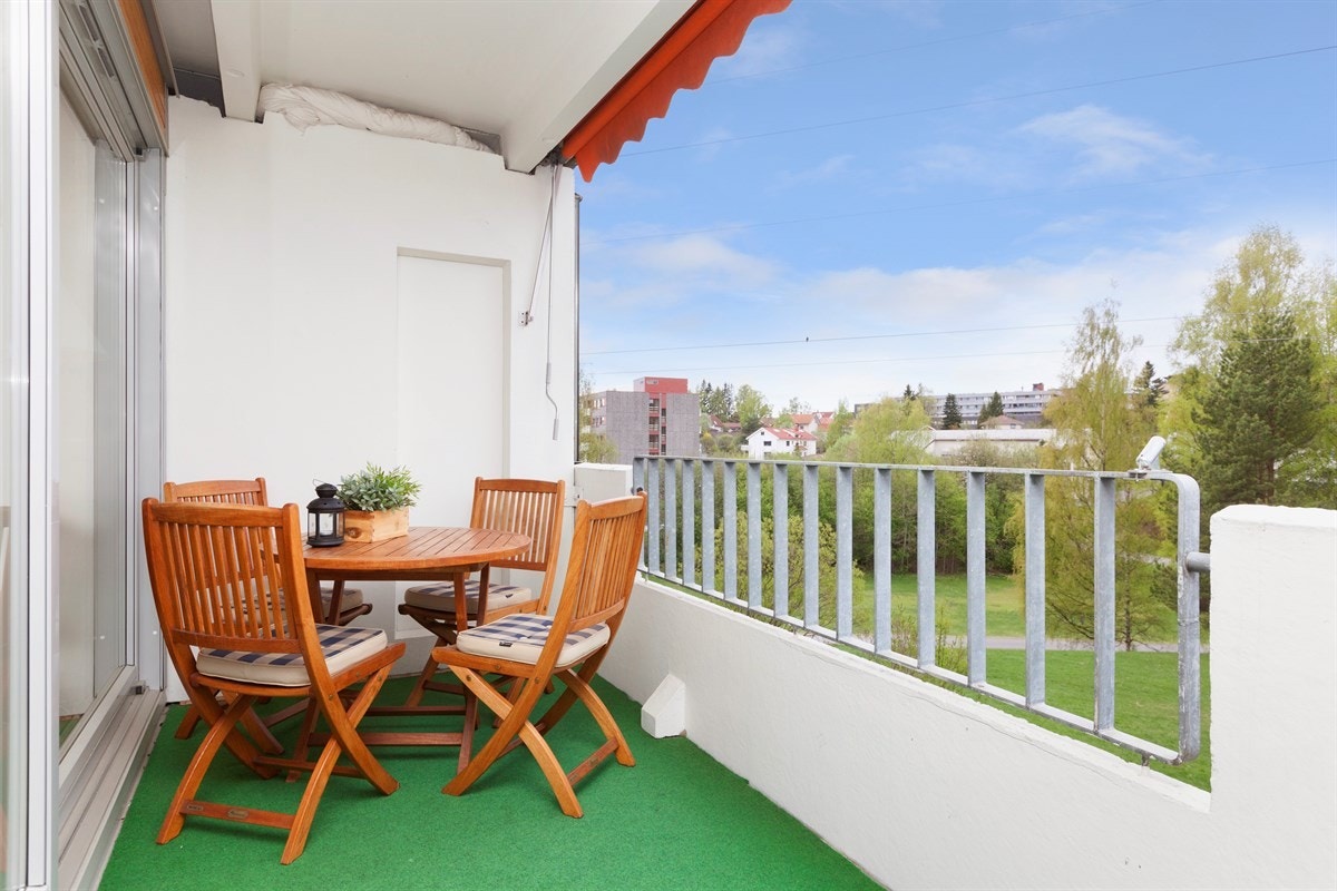 Solrik usjenert balkong vendt mot Mærradalen Galleribilde