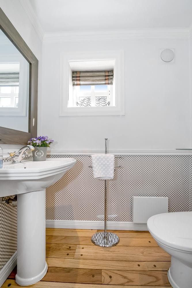 Gjestetoalett med flotte detaljer. Galleribilde