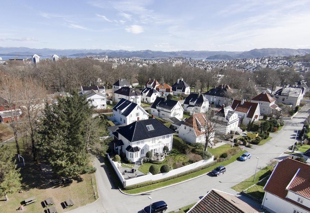 Alt i alt en helt spesiell eiendom hva gjelder både hus, tomt og beliggenhet. Galleribilde