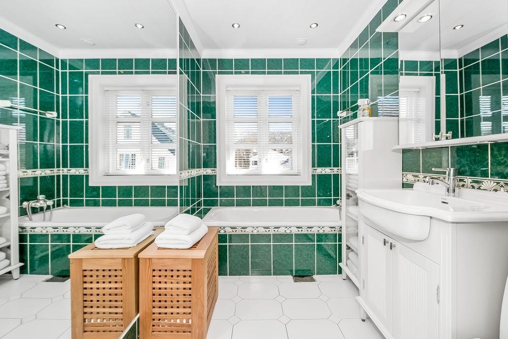 Fliselagt bad i 2. etasje med badekar. Galleribilde