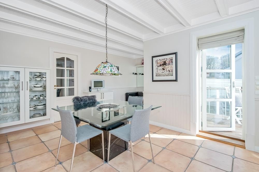 Utgang til terrasse og hagestue. Galleribilde