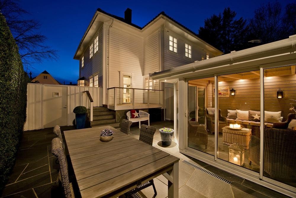 Skjermet uteplass bak garasjen. Galleribilde