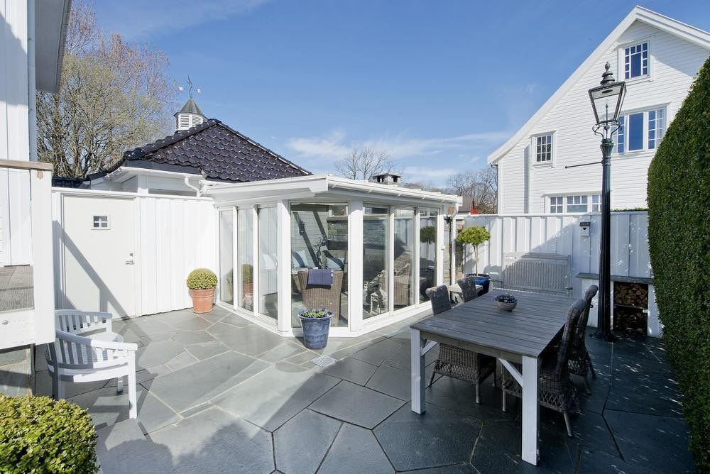 Lekker uteplass med skifer. Egen sluk for enkelt vedlikehold. Galleribilde