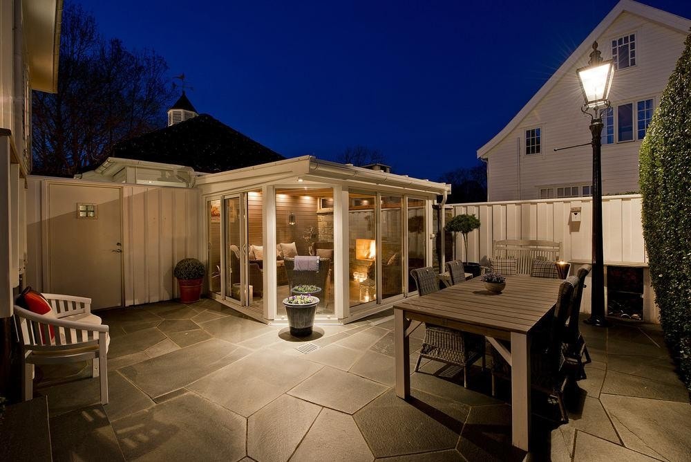 Sjarmerende lyktestolpe som gir godt med lys når mørket har falt på. Galleribilde