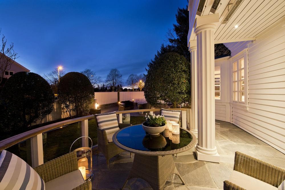 Kjekk terrasse ut fra stuen med god plass til sittegruppe. Galleribilde