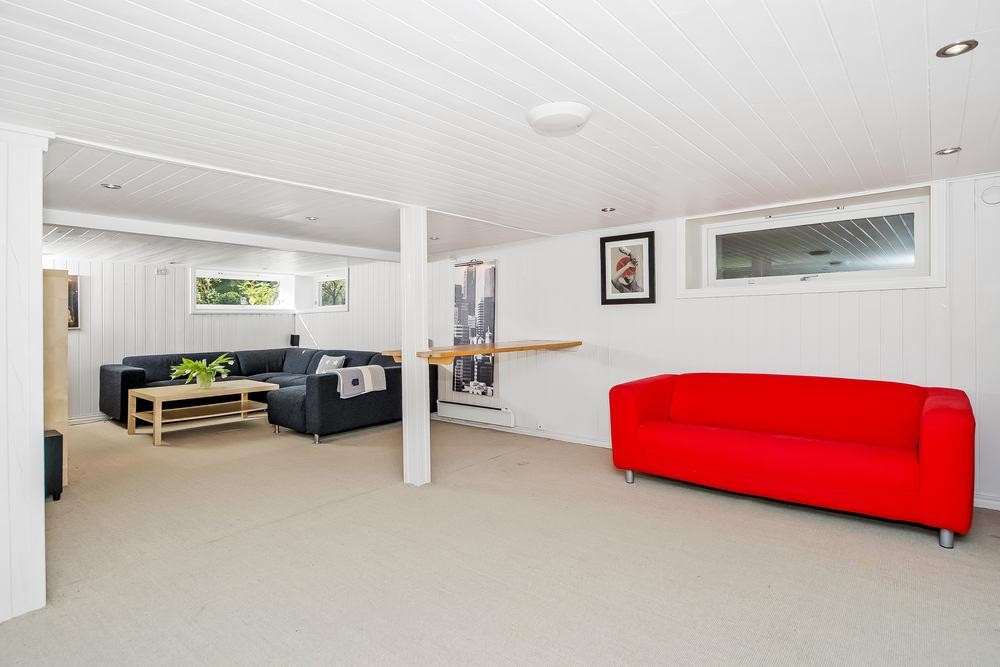 Stor kjellerstue som er brukt til tumleplass til barna. Galleribilde