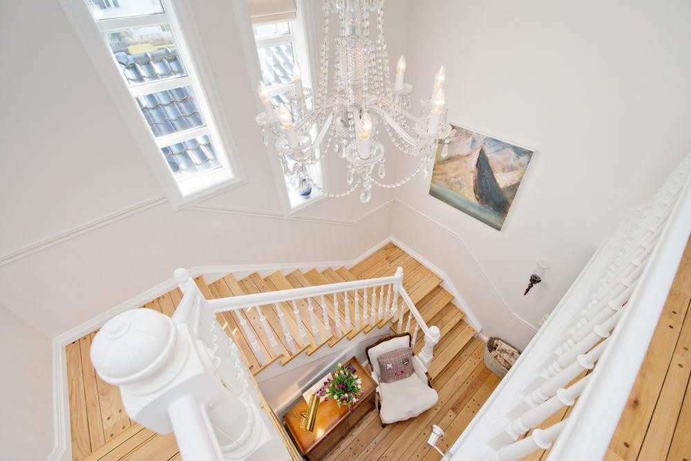 En lekker trapp fører opp til andre etasje med 4 store soverom og 2 bad. Galleribilde