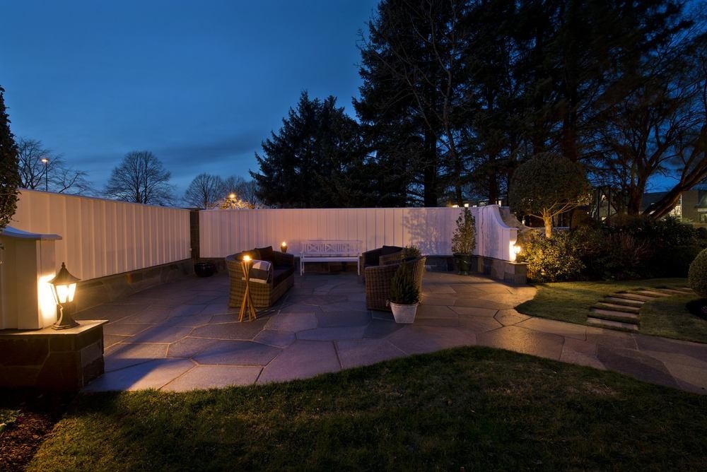 Her er det god plass til sittegruppe, skjermet fra gaten. Galleribilde