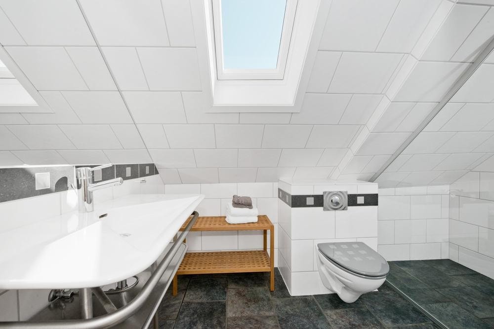 Badet består av servant, vegghengt toalett og dusj. Galleribilde