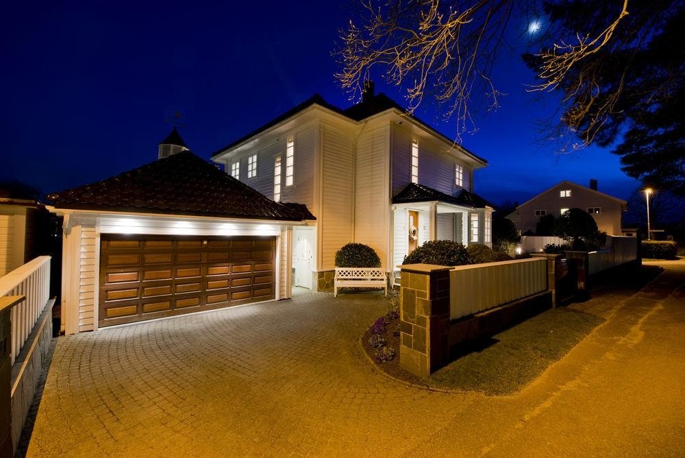 Dobbel garasje med ny automatisk garasjeport. Galleribilde