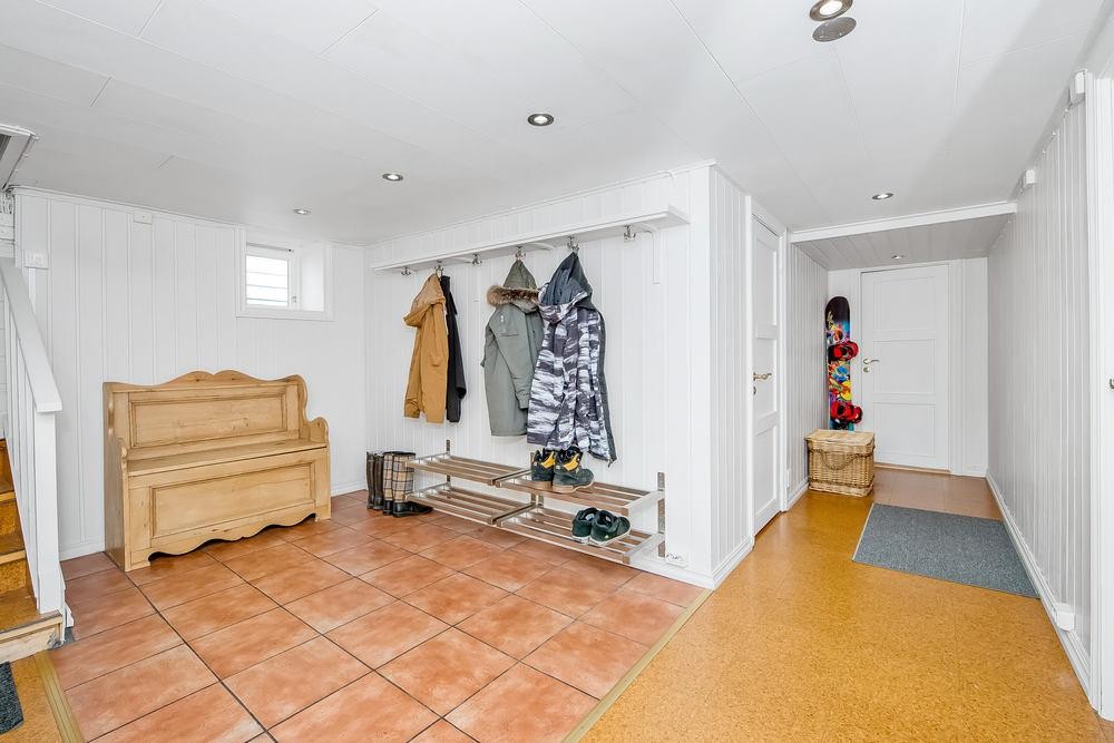 Kjeller med egen inngang mot garasjen. Galleribilde