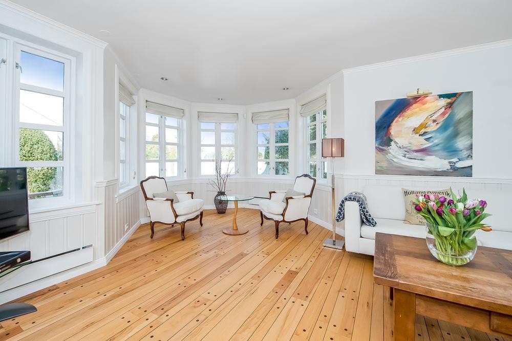 Et koselig "lyst-hjørne" med vindu ut til lekker hage. Galleribilde