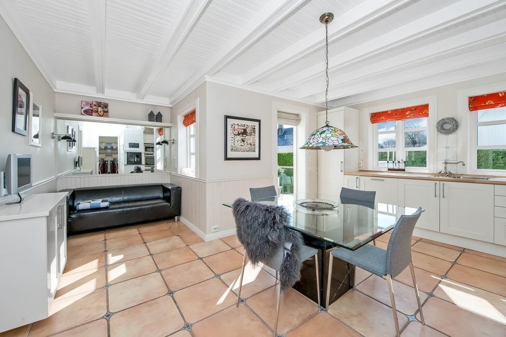 Koselig TV-krok og spesialtilpasset speil på vegg. Galleribilde