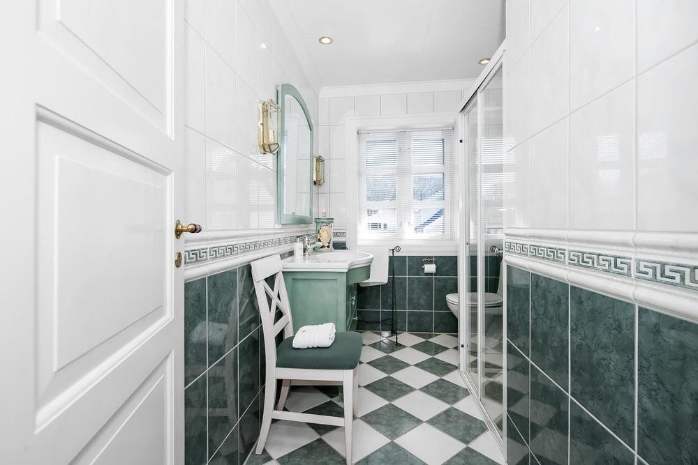 Flisebelagt bad nr. 2 i 2. etasje med dusj. Galleribilde