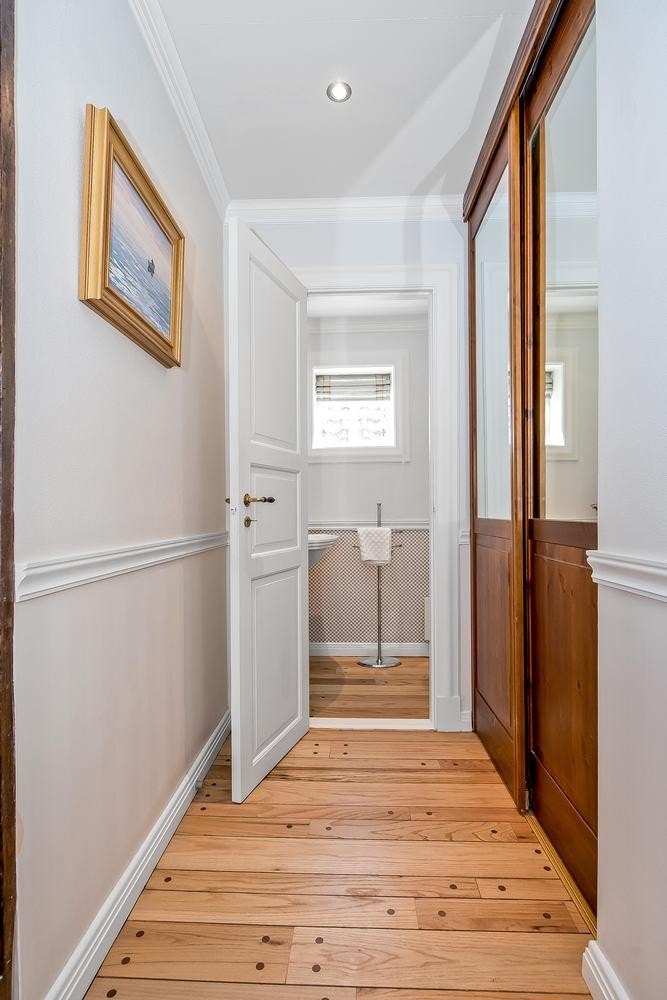 Romslig garderobe i hallen. Galleribilde