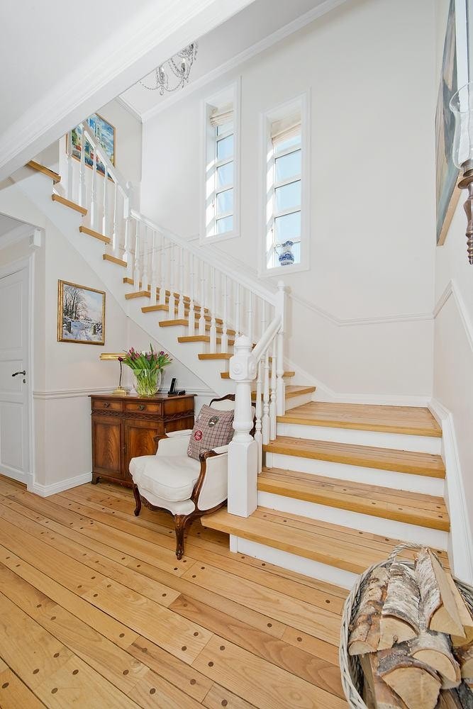 Stor trapp til 2. etasje. Galleribilde