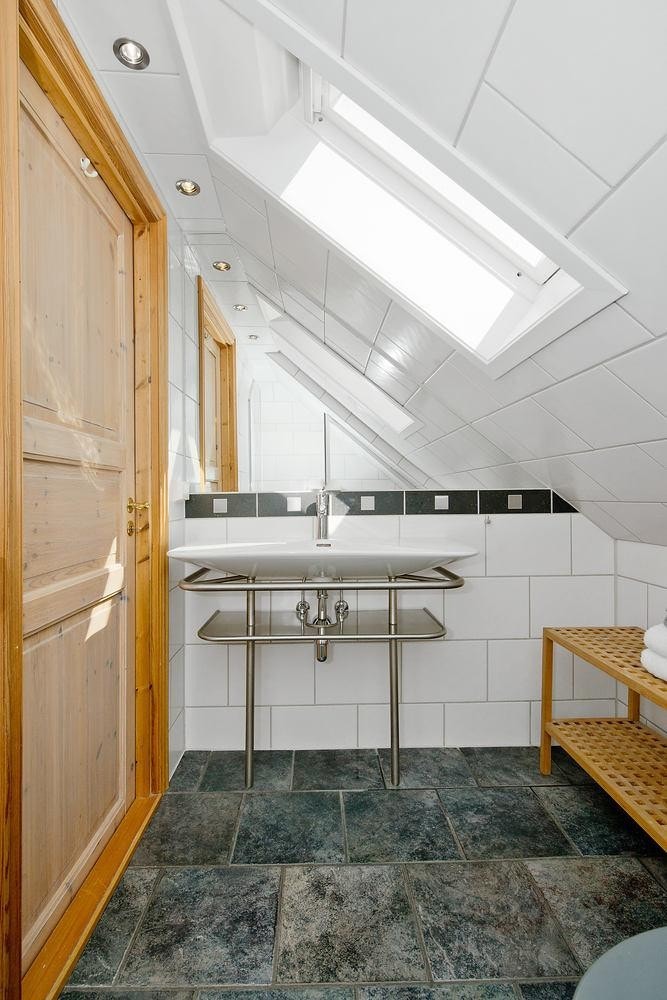 Flislagt bad på loft. Galleribilde