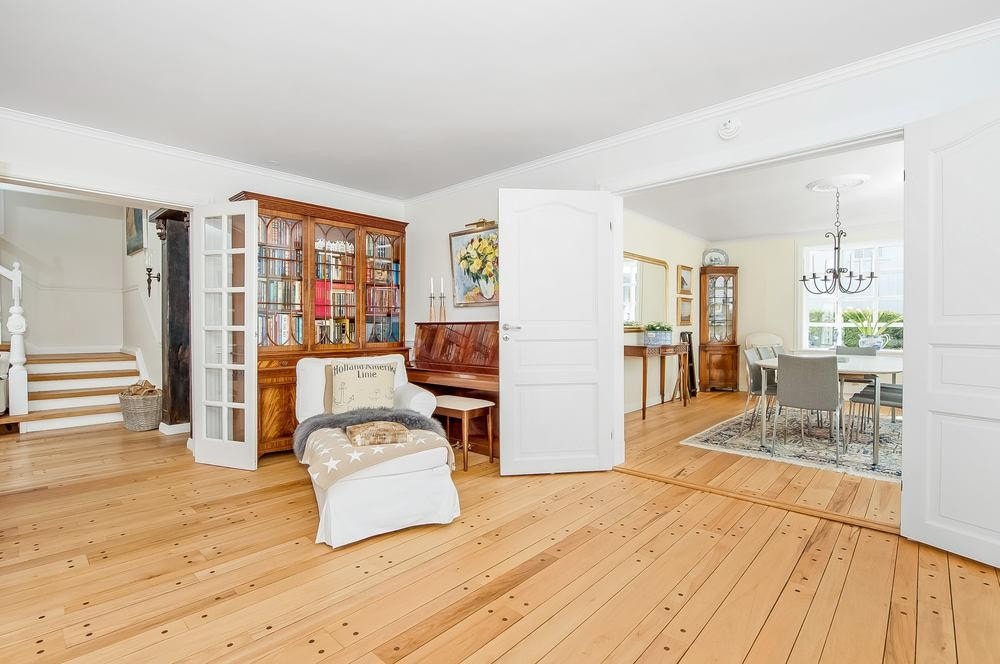 Doble dører inn til spisestue og hall. Galleribilde