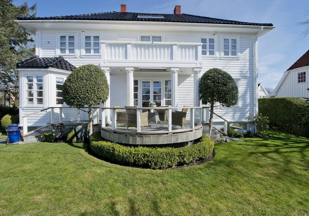 Klassiske sprossevinduer som er møysommelig pusset og håndmalt. Galleribilde