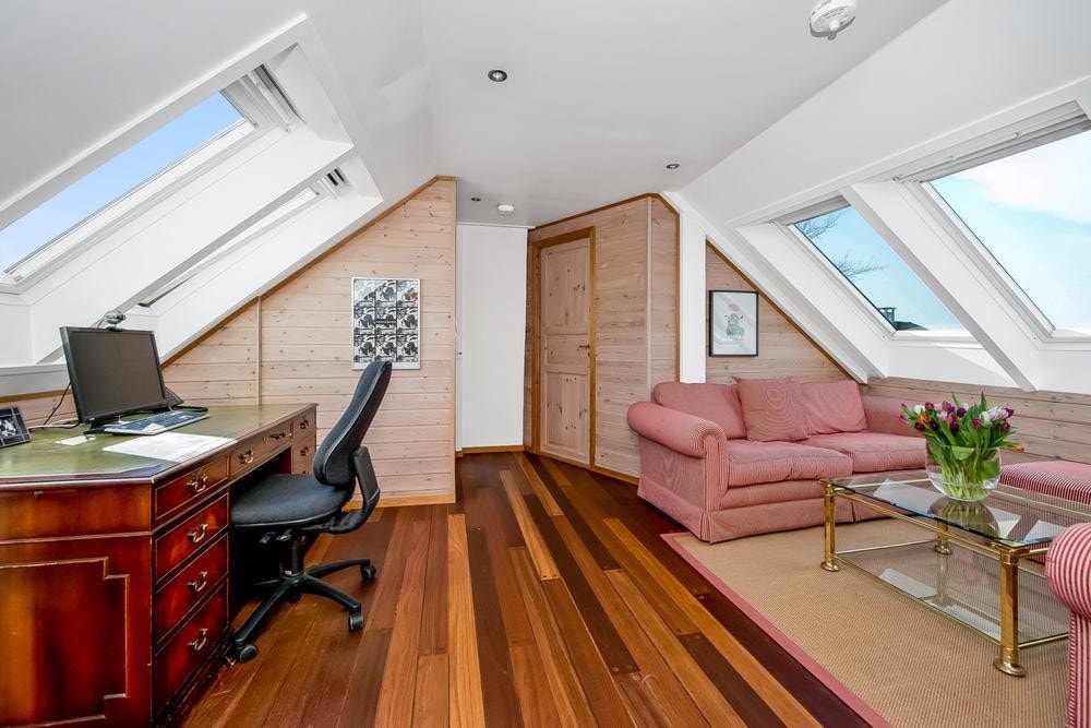 Videre går trappen opp til 3. etasjen. Denne etasjen fungere meget godt som gjeste - og "ungdomsavdeling" med 2 soverom, bad og stue. Galleribilde