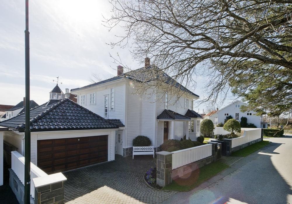 Taket er tekket med stilfull, sort og glassert takstein og har 2 piper. Galleribilde