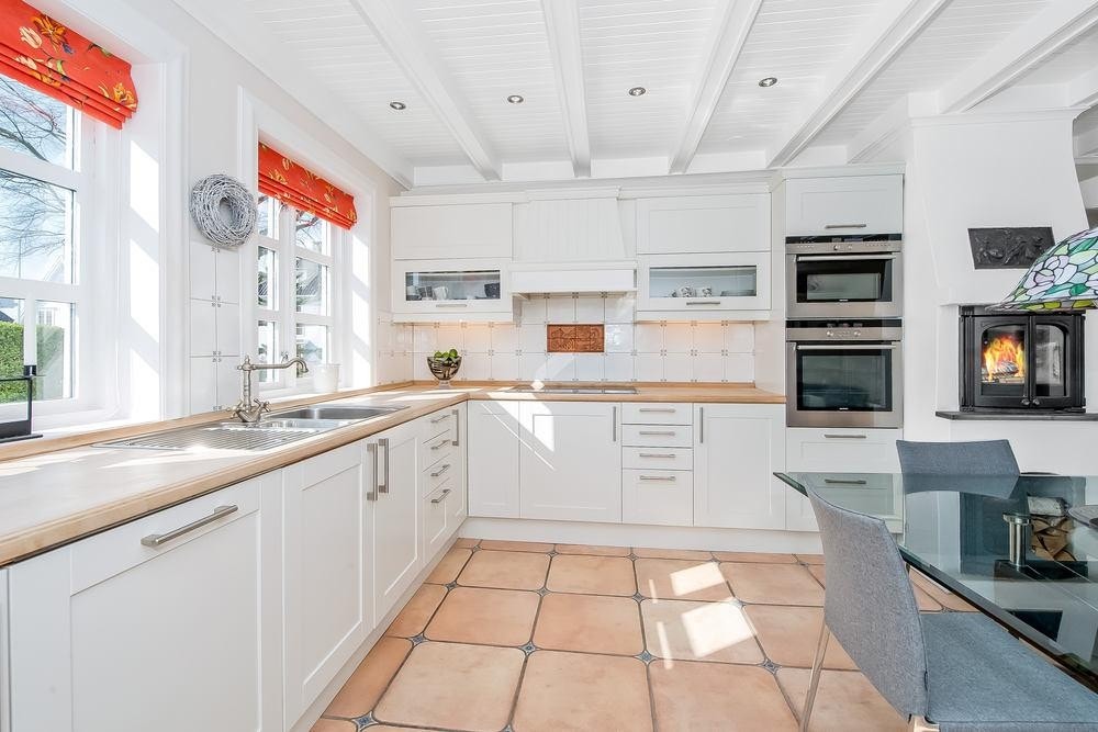 Integrerte hvitevarer og god benkeplass. Galleribilde