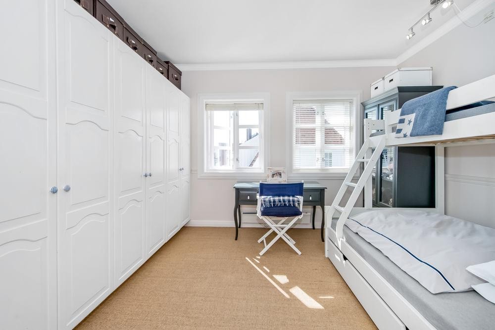 Soverom 2 i 2. etasje med rikelig garderobeplass. Galleribilde