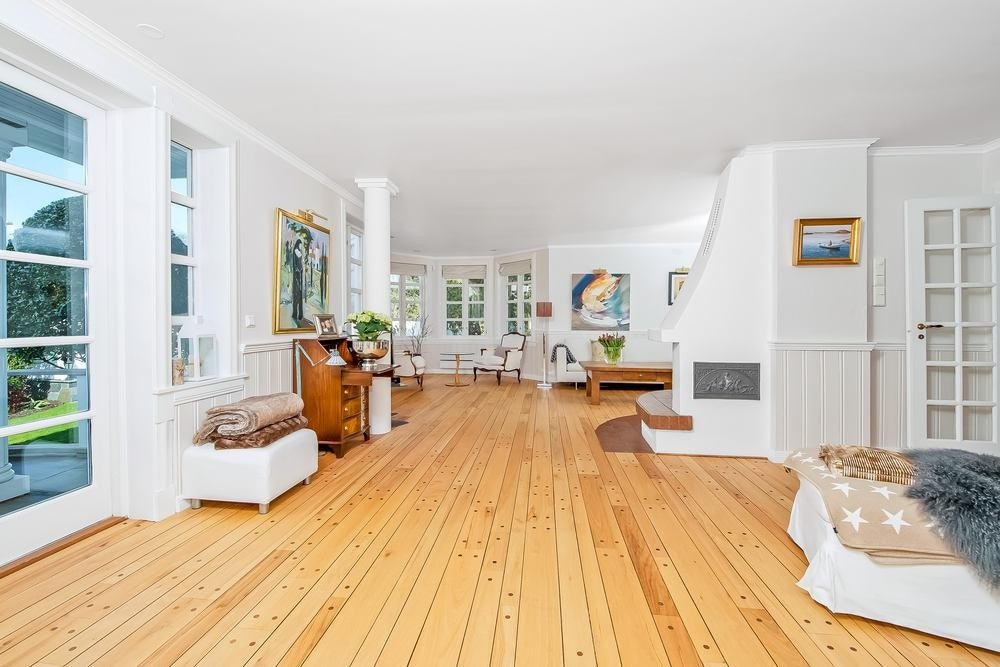 Det er stue i hele husets lengde med god plass til to salonger. Utgang til solrik terrasse. Galleribilde