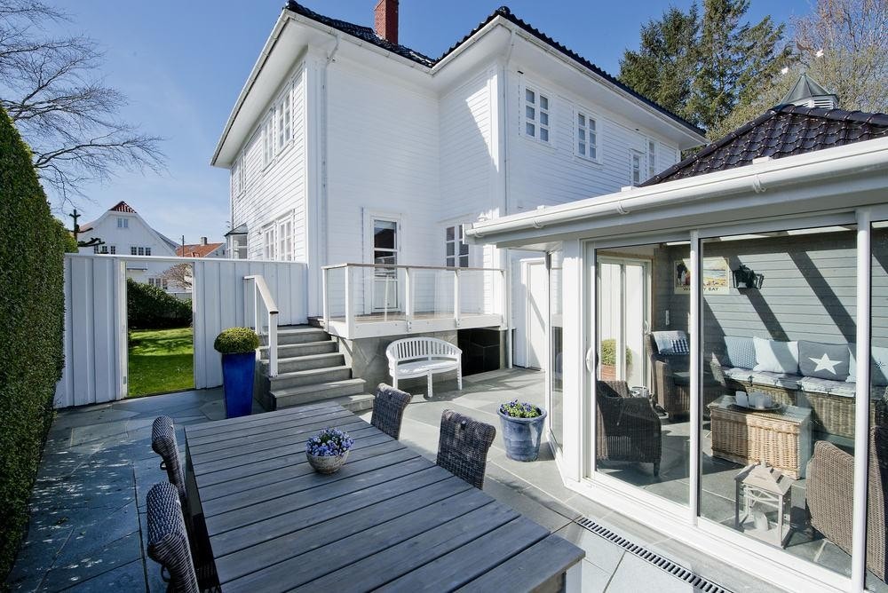 Her har man direkte inngang til kjøkkenet, noe som gjør det til en ypperlig plass for grilling og sosialt samvær. Galleribilde