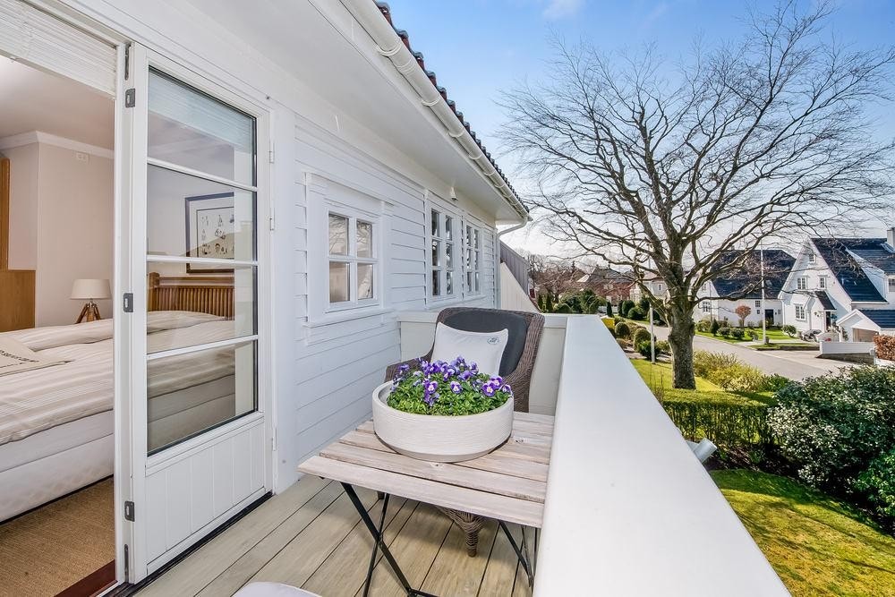 Balkong i 2. etasje mot vest. Galleribilde