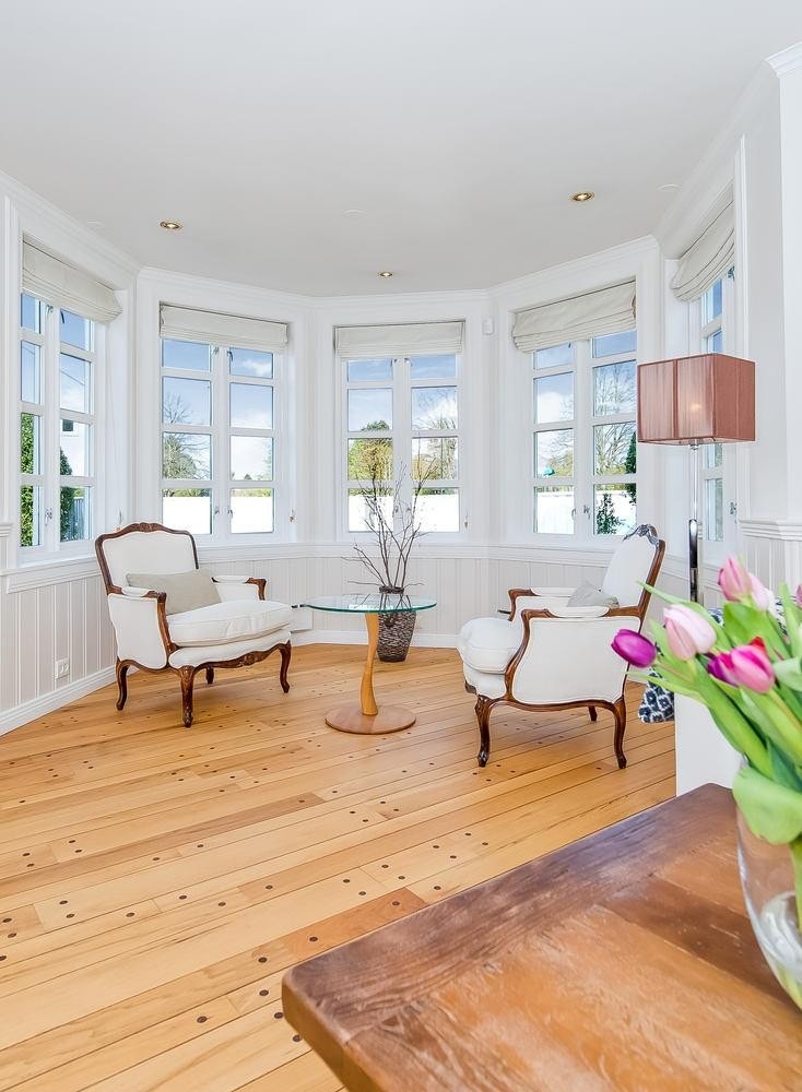 Lyse tak og vegger, spotlights i tak. Galleribilde