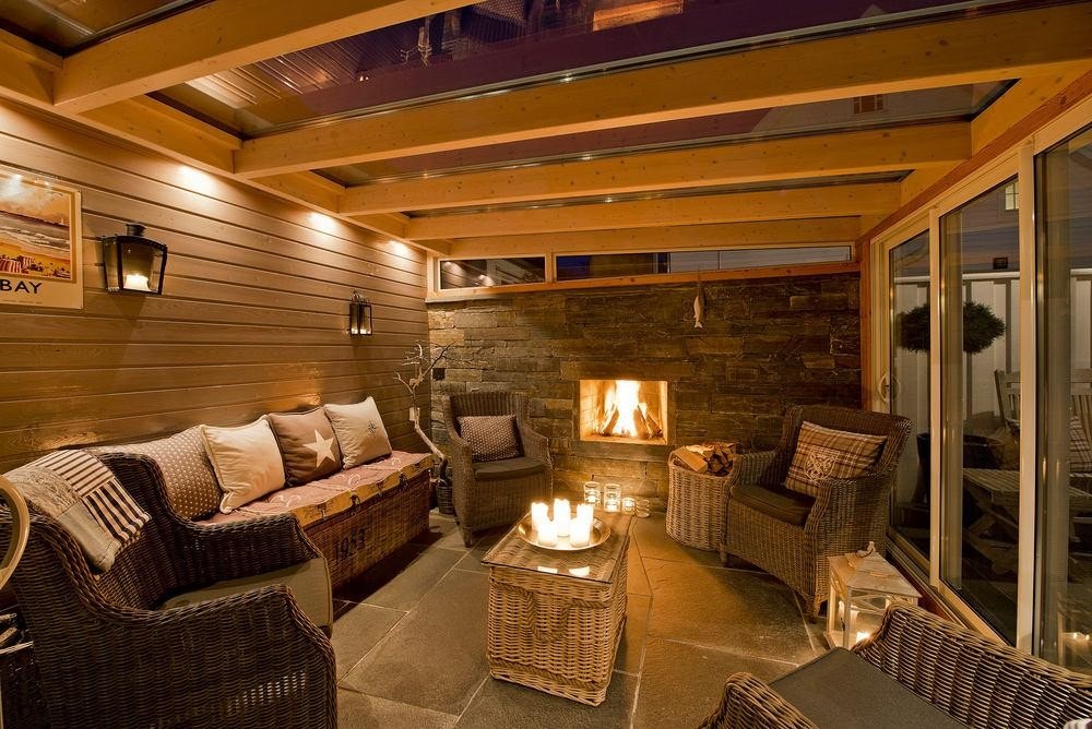 Her er det skifer på gulv og lødd skifervegg med integrert peis. Isolerte glasstak og vegger. Galleribilde