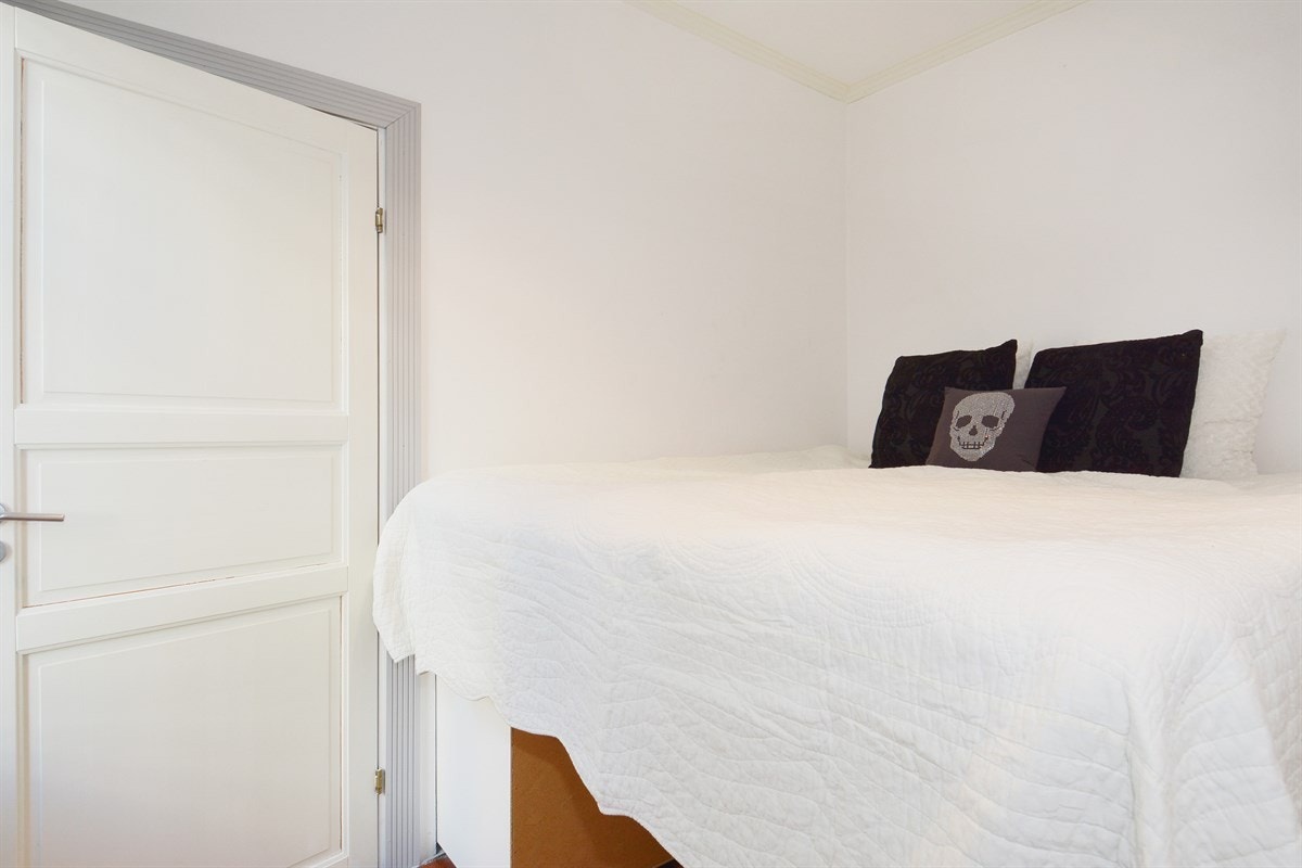 Soverom med plassbygd seng Galleribilde