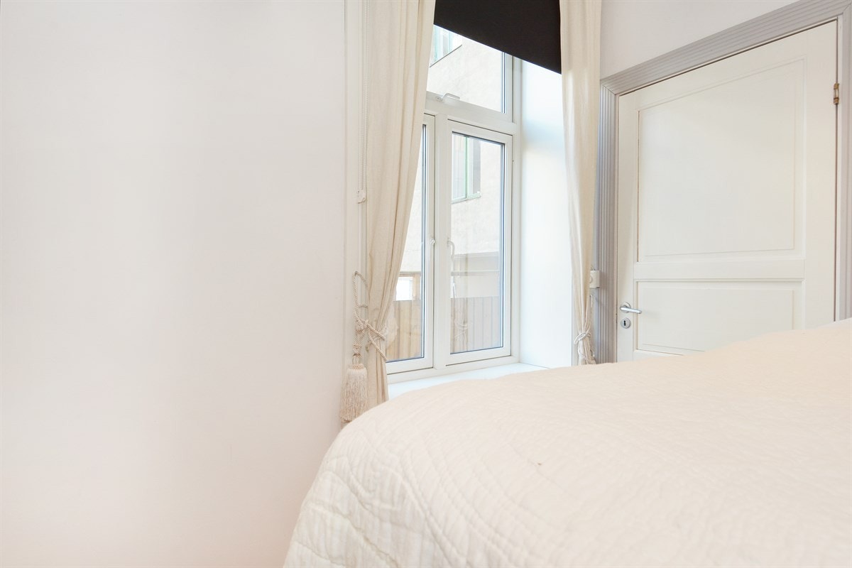 Vindu mot rolig bakgård Galleribilde