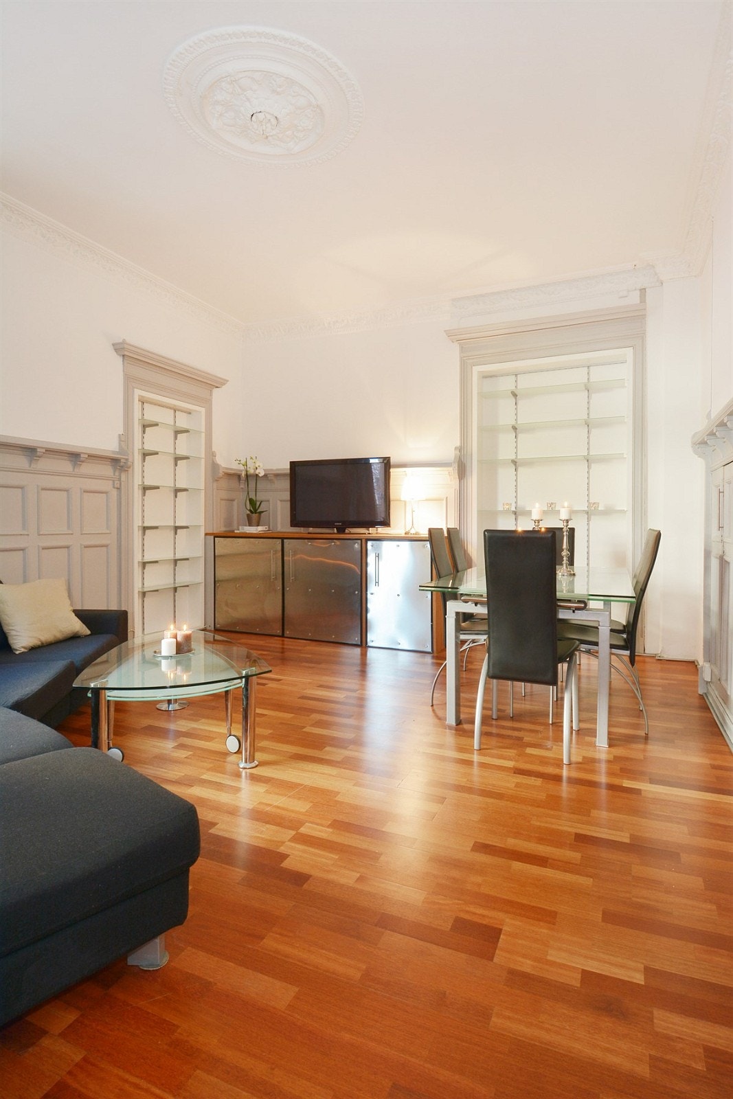 Klassiske detaljer med stukatur og rosetter. Galleribilde