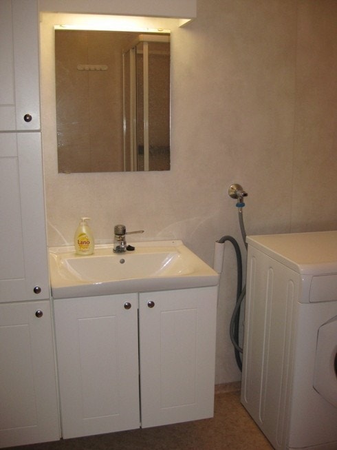 Bad med WC, dusj og vaskemaskin Galleribilde