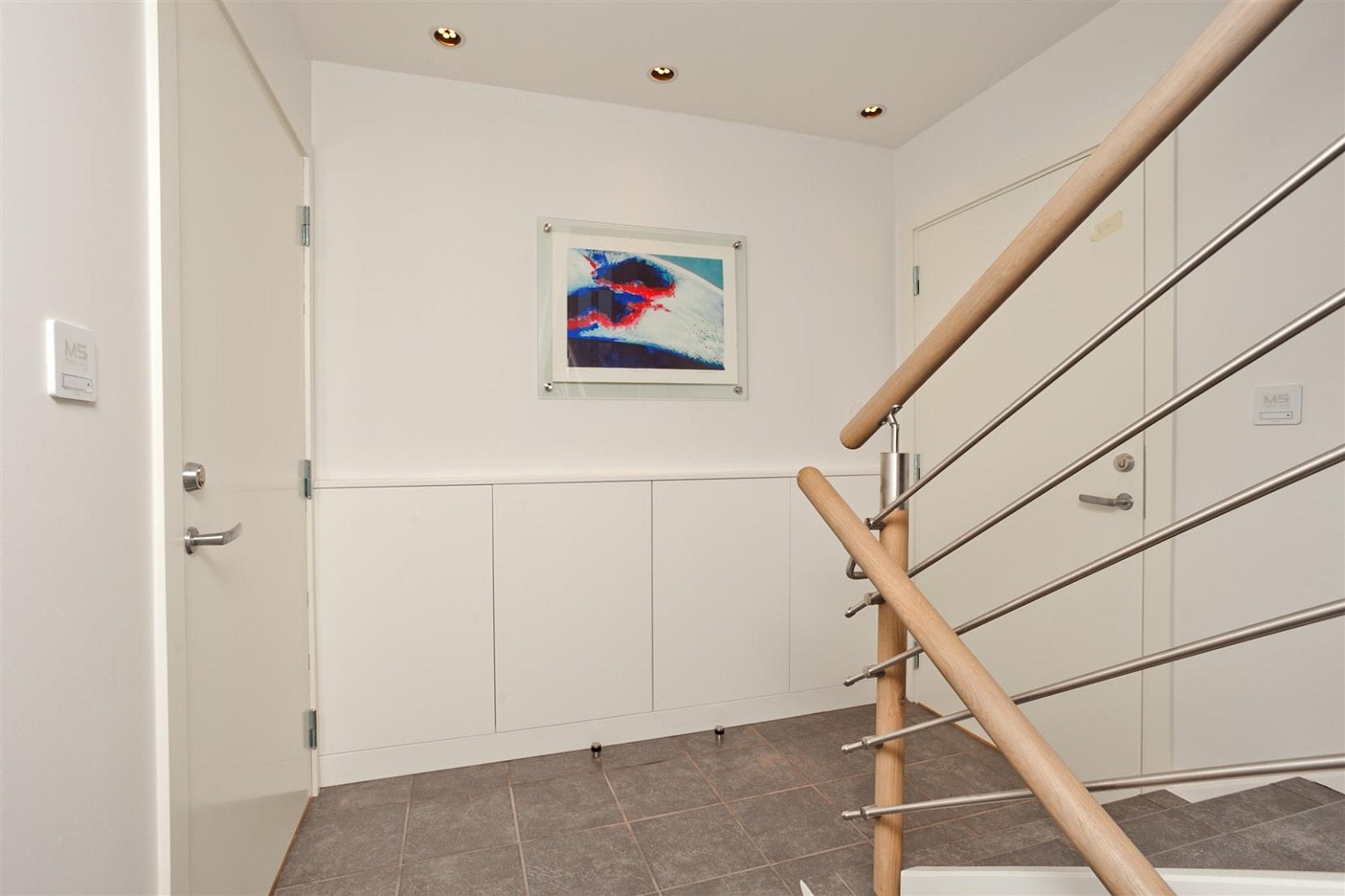 Felles entrè med downlights, fliser og et ekslusivt preg. Galleribilde