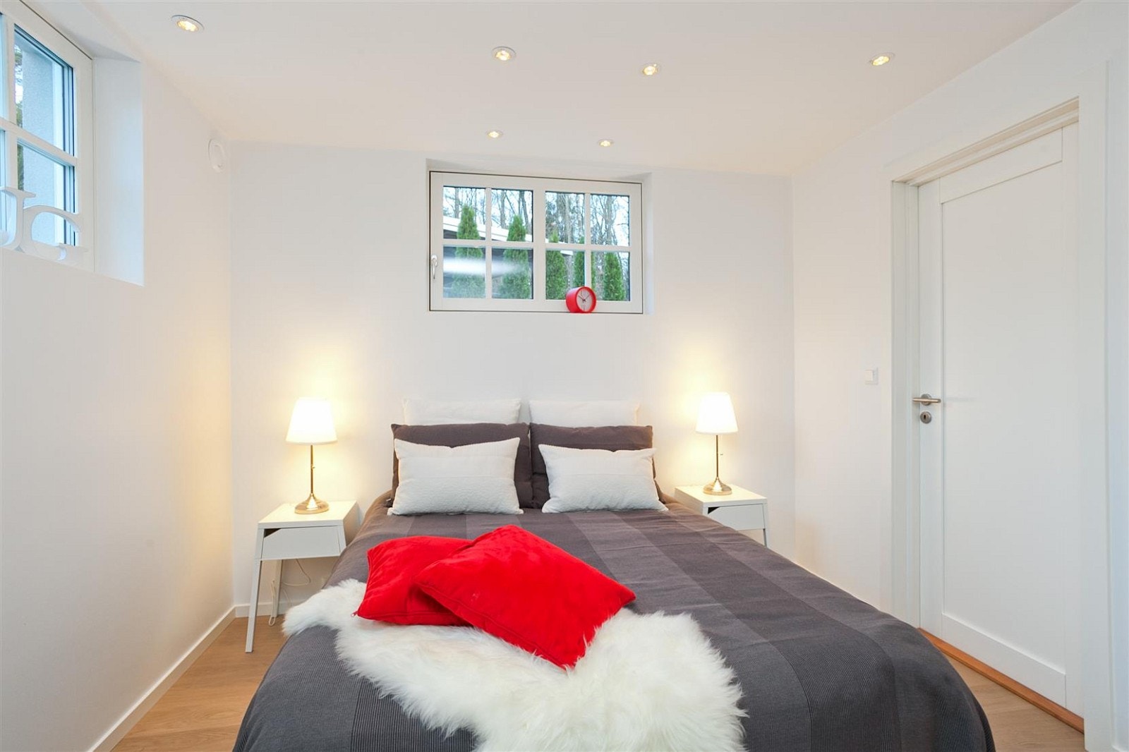 Tilhørende walkin-garderobe fra hovedsoverommet Galleribilde