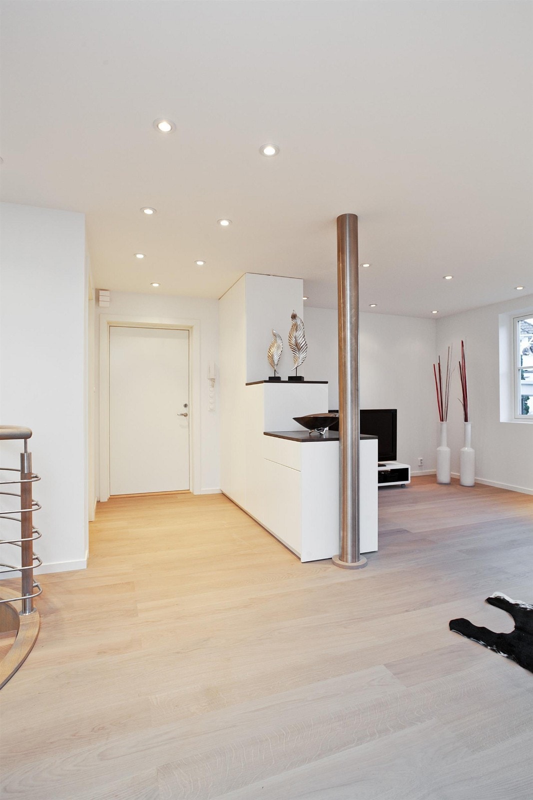 Lys og åpen entrè med downlights og praktisk garderobeløsning. Galleribilde