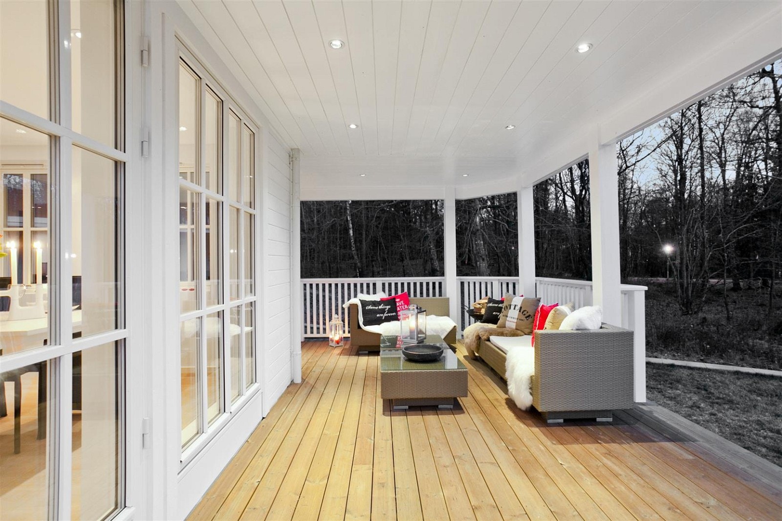 Downlights også ute på terrassen. Her kan man nyte late dager i rolige omgivelser nærmest hele året. Galleribilde