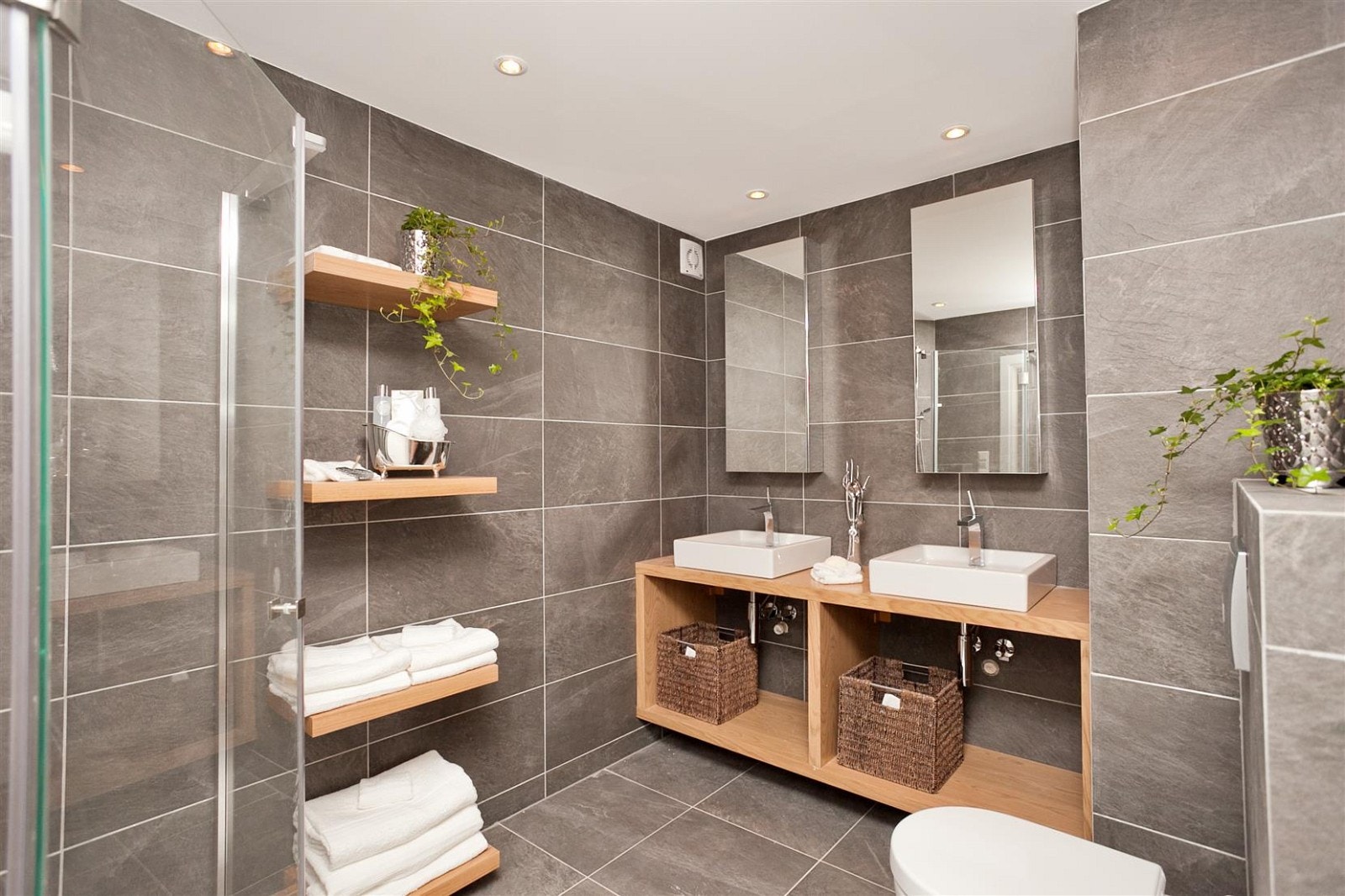 Svært innbydende bad/spabad innredet med dobbel servant, vegghengt wc, dusjhjørne samt hjørnekar på badet nede. Galleribilde