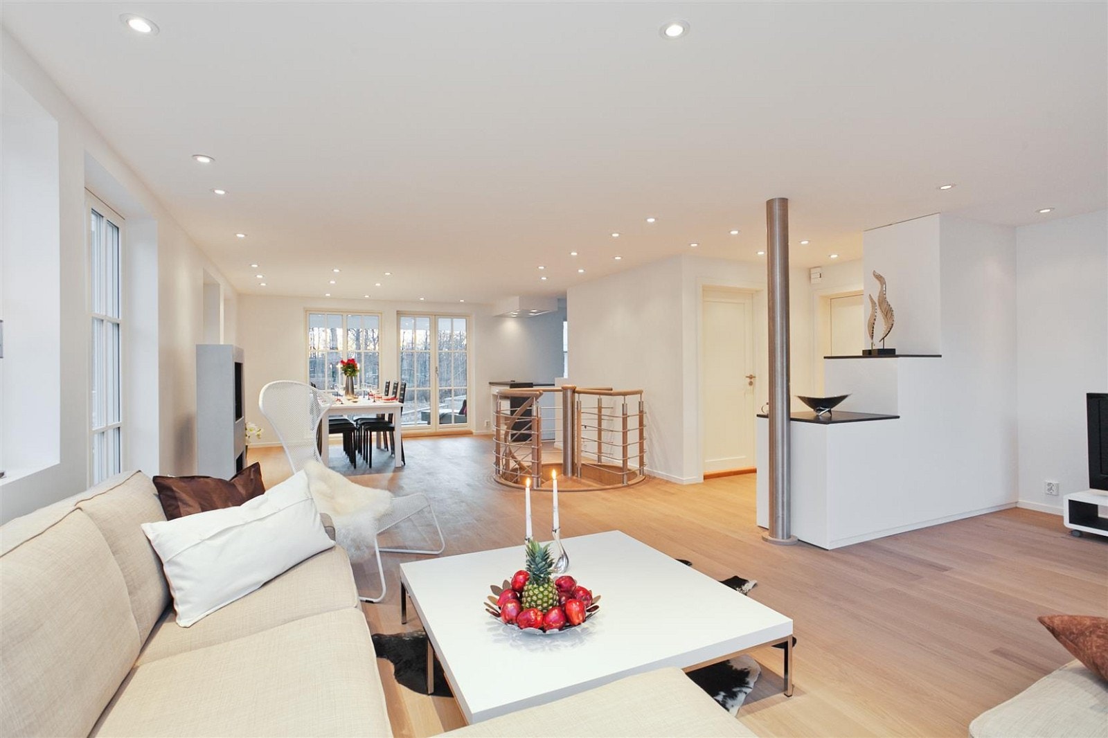 Stuen er romslig og i delvis åpen løsning til kjøkkenet. Galleribilde